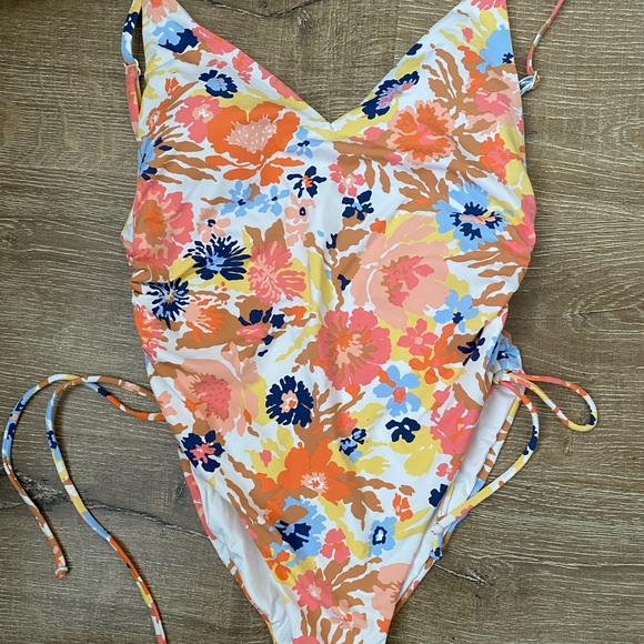 One piece Roxy bathing suit - Picture 8 of 11